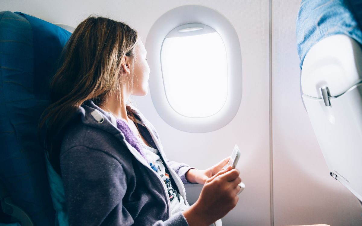 Hidratación en vuelos largos: por qué el avión te deshidrata