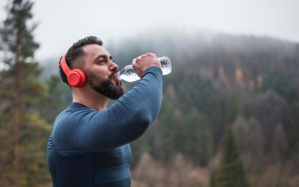 ¿Cuánta agua hay que beber al día? La respuesta honesta